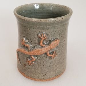 Mug with bas relief lizard
